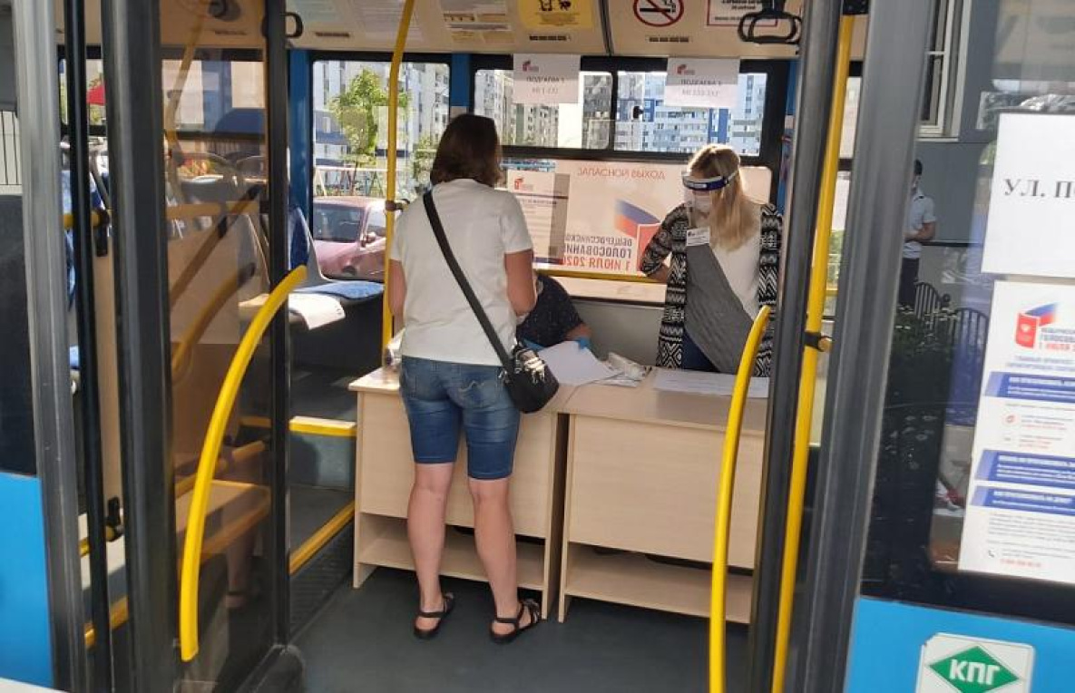 В Хабаровске голосуют даже в автобусах