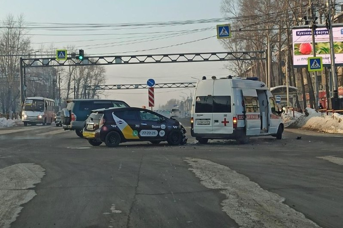 В Хабаровске «скорая» столкнулась с такси