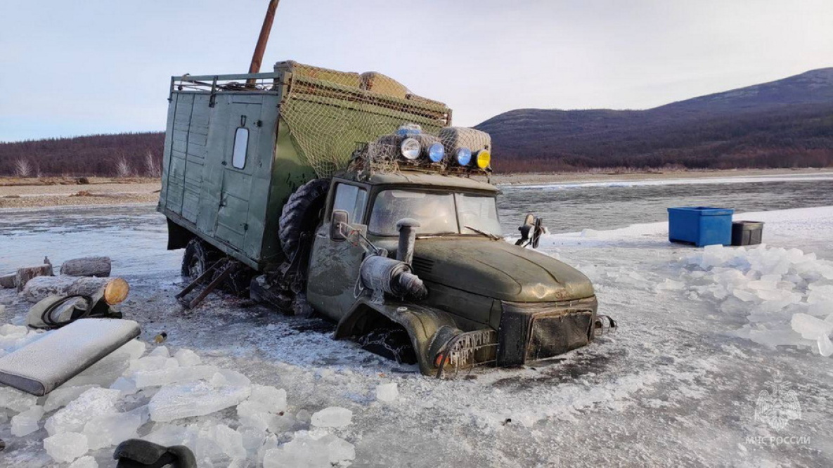 Хабаровские спасатели на вертолёте у Магадана спасли двух рыбаков и собаку