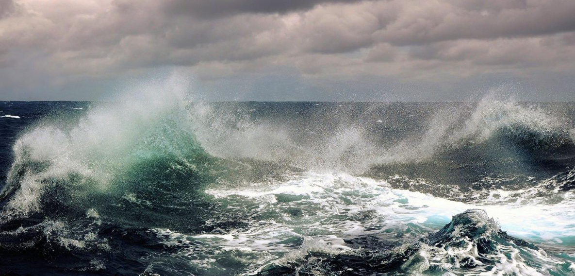 Пропавшую у хабаровского побережья яхту не даёт искать шторм