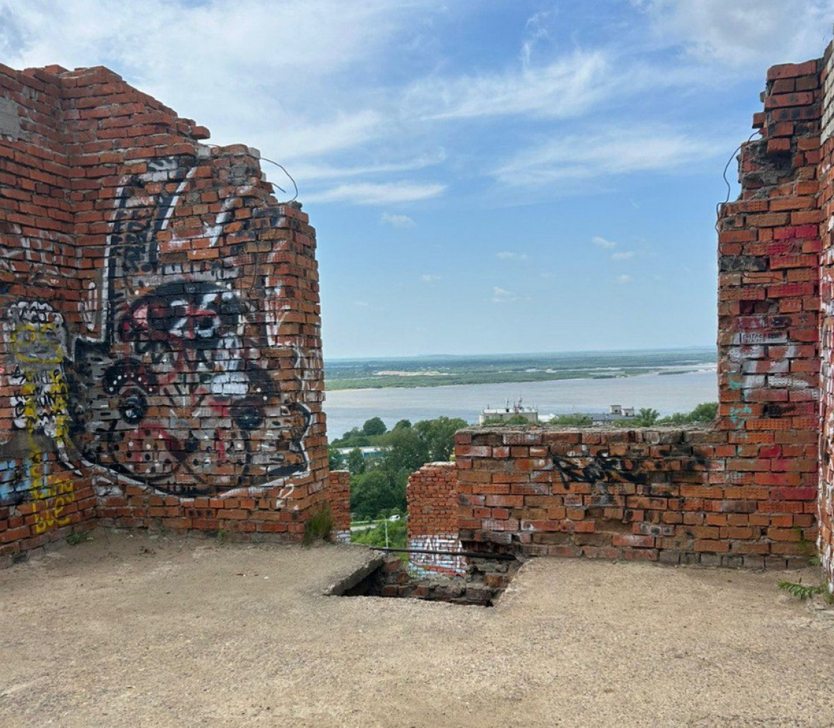 Во время фотосессии в «Башне архитектора» 12-летняя хабаровчанка упала с высоты