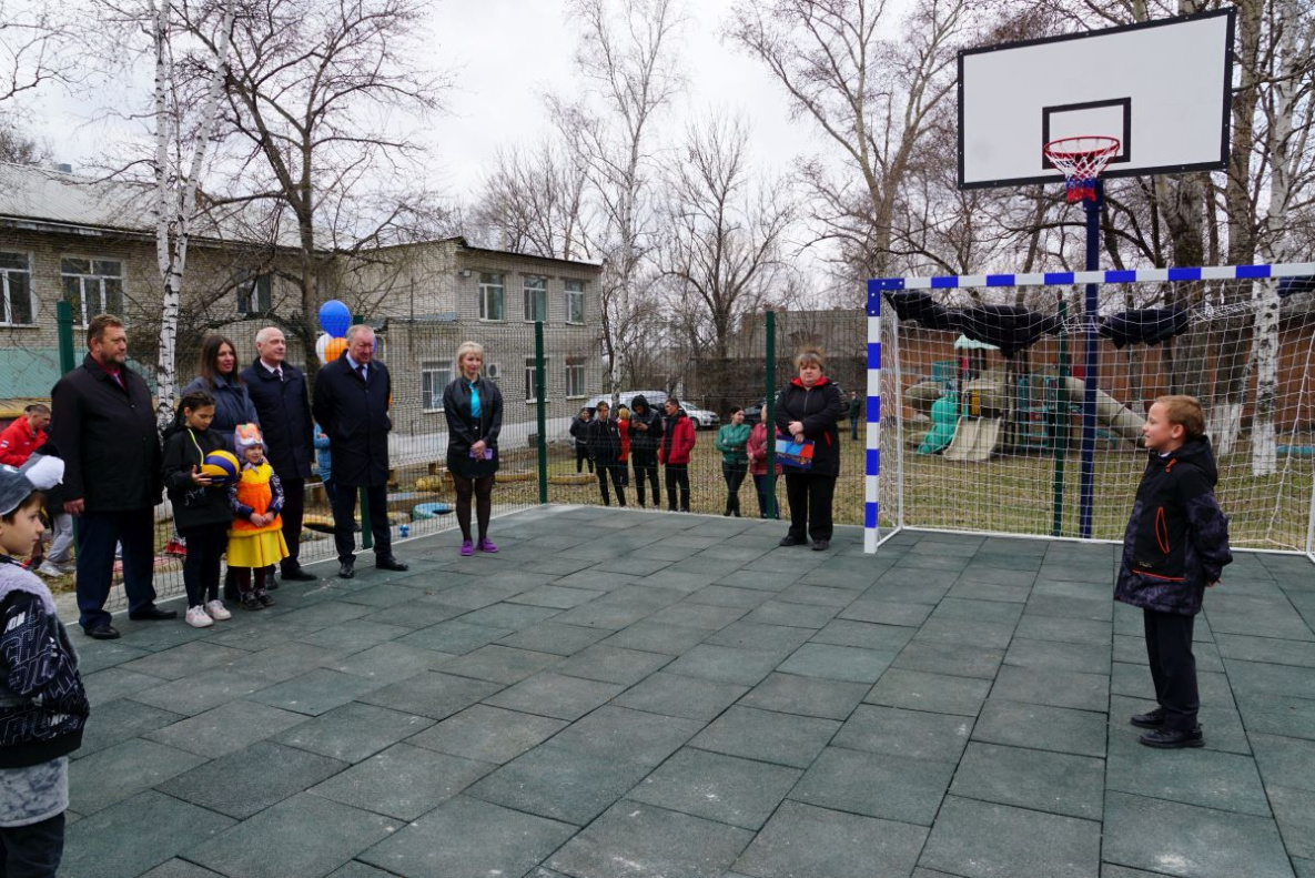 Дальневосточная энергетическая компания подарила спортивную площадку бикинскому детскому дому