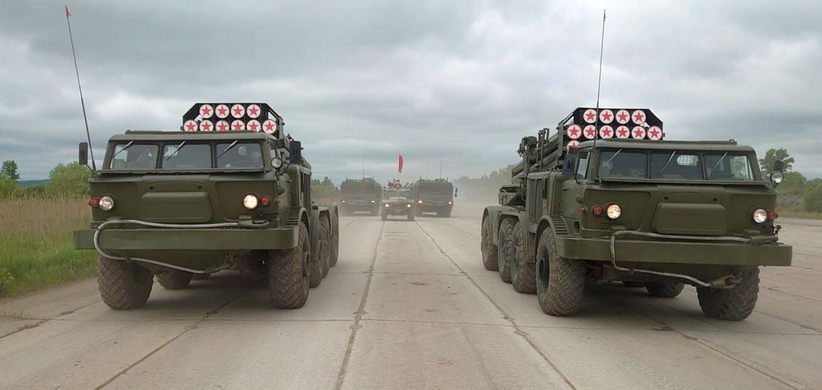 Водители армейской техники репетируют Парад Победы на аэродроме Калинка