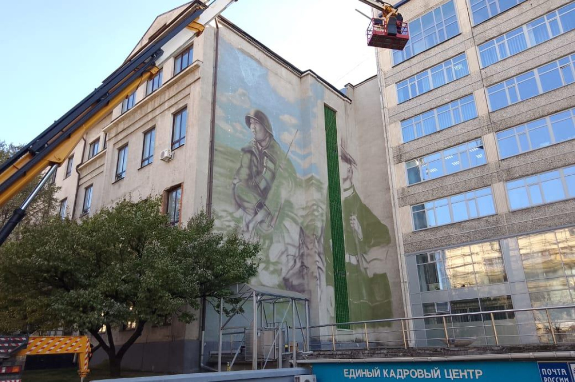 Новый мурал украсит центр Хабаровска ко Дню народного единства