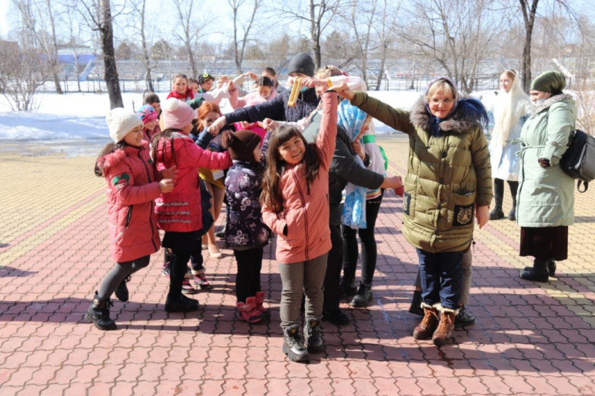 Дети мигрантов в Хабаровске проводили зиму по-русски