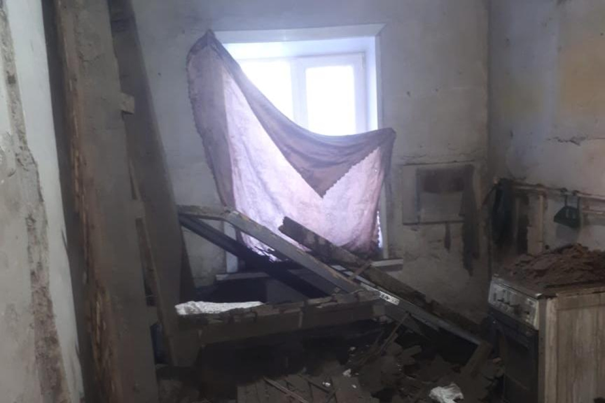 В одной из квартир Хабаровска рухнул потолок