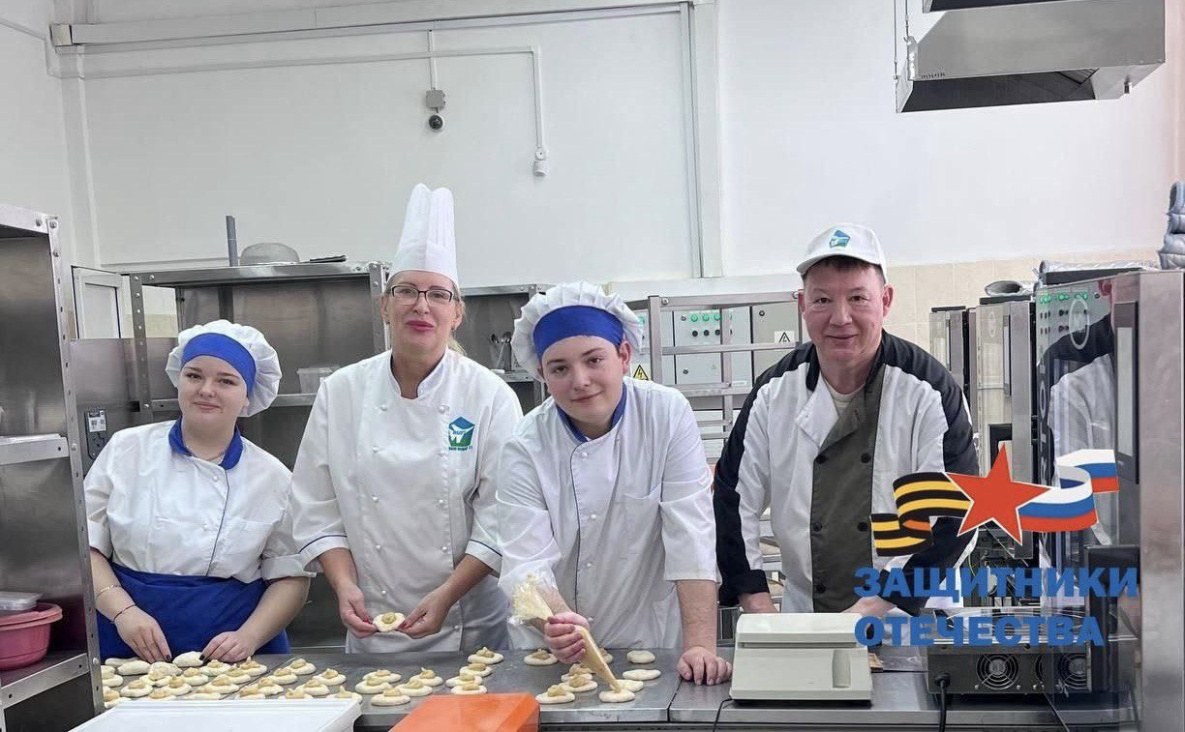Студенты Хабаровска испекли 1,5 тыс булочек для раненых бойцов СВО