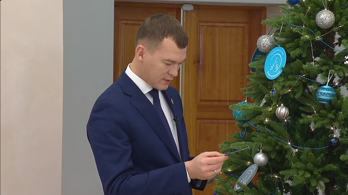 Михаил Дегтярев исполнит три новогодние желания юных хабаровчан