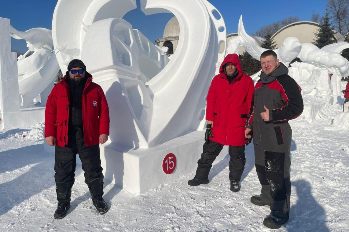Хабаровские ледовые скульпторы представили свои работы на фестивале в Харбине