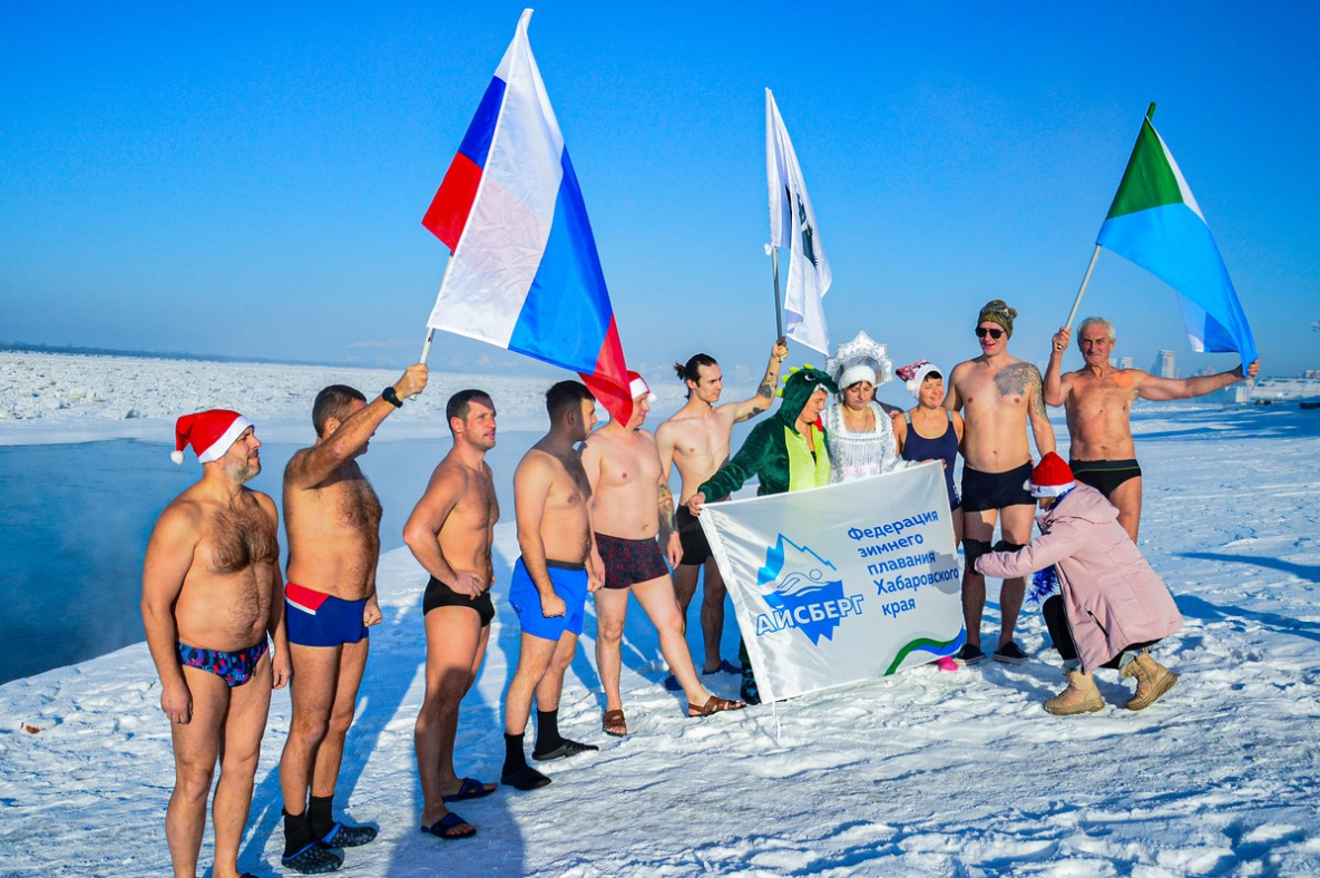 Хабаровские «моржи» поздравили россиян с наступающим Новым годом