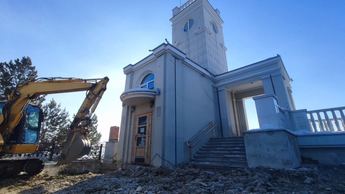 Строители демонтируют смотровую площадку хабаровского Утёса 