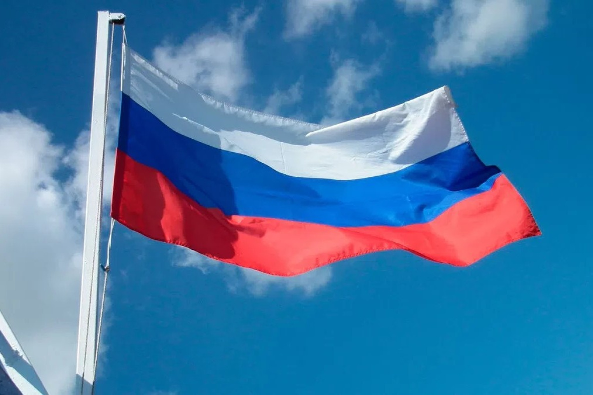 На всех учебных заведениях в России появятся государственные флаги